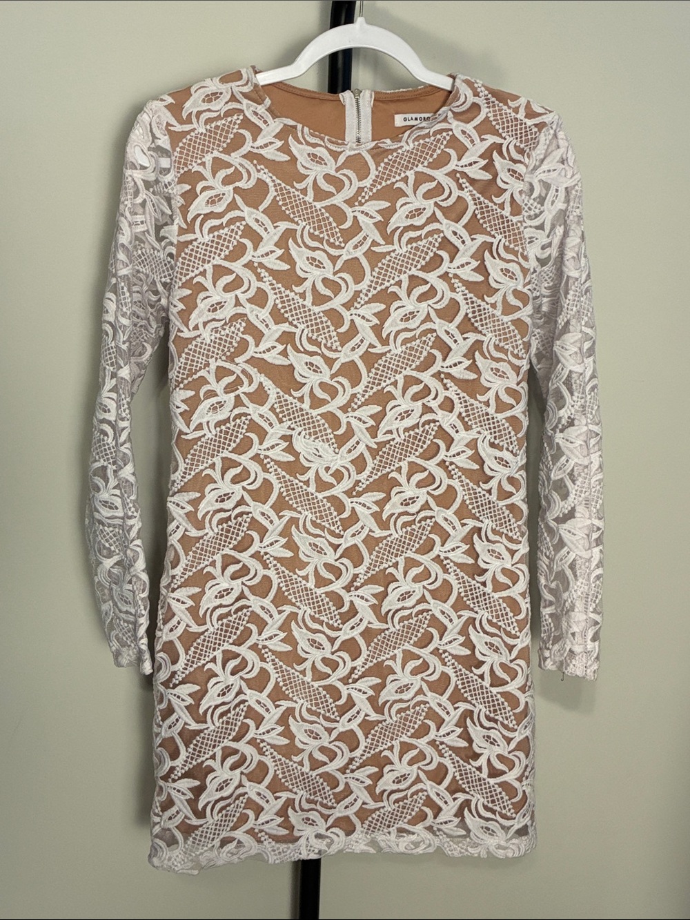 Glamorous White Lace Long-Sleeve Shift Cocktail Dress Nude Underlay Medium